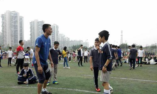 如何快速掌握足球起球颠球技巧（从零开始学习足球技巧，成为技术高超的球员）