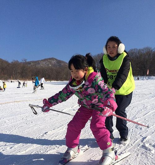 滑雪新手指南（学习滑雪的方法和技巧）