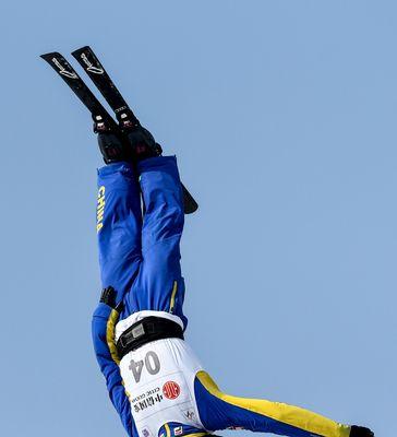 冰上飞舞，极限挑战——自由式滑雪空中技巧世界杯（国际雪联精英齐聚，展现运动魅力）