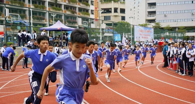 自由泳仰头换气的正确技巧（让你游得更快更轻松，摆脱呼吸困扰）