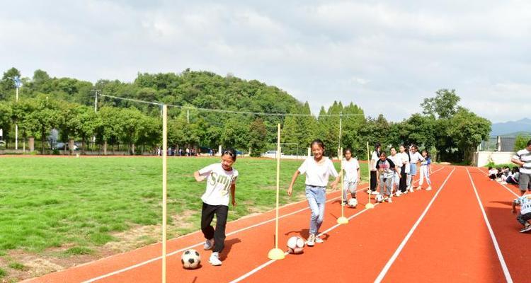 湖南足球绕杆技巧教学——炫酷技艺展现实力（用脚尖舞动）