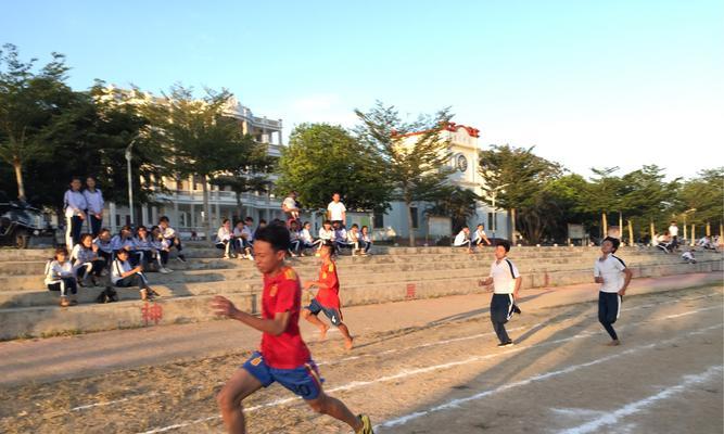 100米跑步站立起跑技巧口诀详解（以轻松自如的姿态迎接赛场挑战）