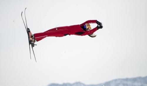 冬奥会空中技巧滑雪赛（探究滑雪技术中的高难度动作）