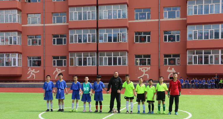 小学生足球守门技巧教学（学习足球守门技巧）