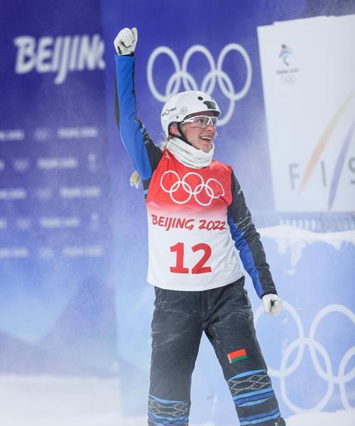 都灵冬奥会男子空中技巧冠军（一位自由式滑雪运动员的勇敢与坚持）