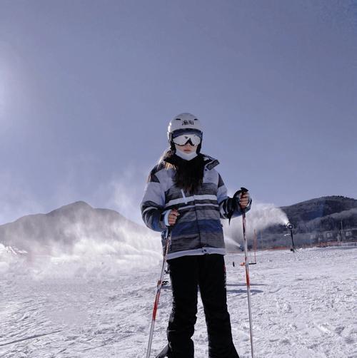 滑雪单板和双板，哪个更技巧（技术含量高的滑雪板型较劲）