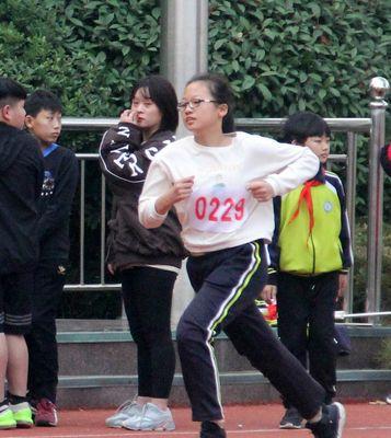 高中学生如何提高400米跑步技巧（让你轻松突破400米大关的技巧）