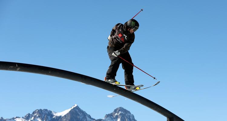 自由式滑雪女子坡面障碍技巧决赛（冰雪世界中的极限挑战）