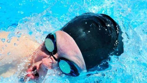 如何解决自由泳换气时身体沉重问题（克服水阻力）