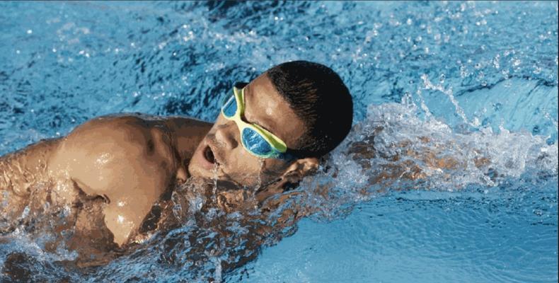 自由泳换气时划手不走水的解决方法（教你正确的自由泳换气技巧）
