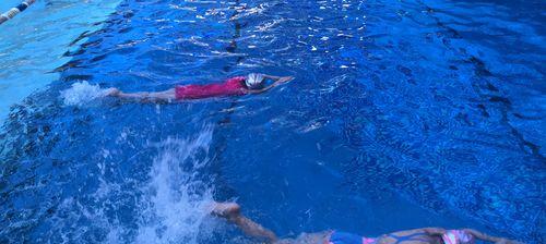 自由泳游泳时换气的技巧——让你游得更快更轻松
