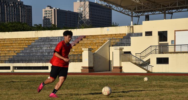 足球射门教学（学习足球射门的基本技巧和要领）