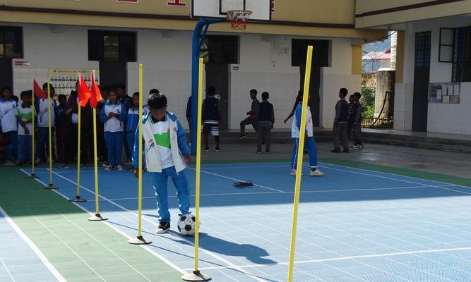 小学足球绕杆技巧详解（掌握这些技巧）