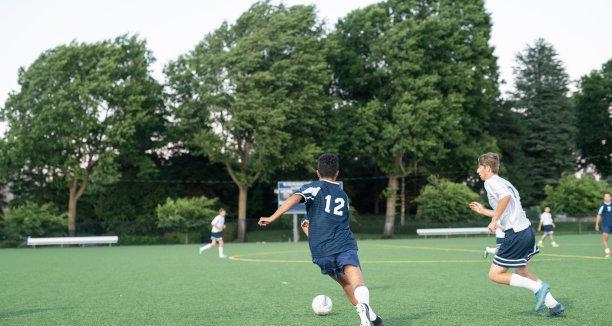 足球新手教学——掌握传球技巧（从基础训练到实战应用）