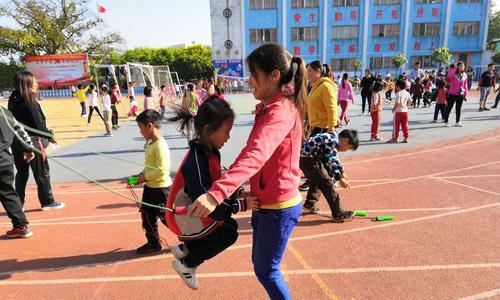 搭档轮替、默契配合——提高女生200米跑步接力技巧的方法（从起跑到终点）