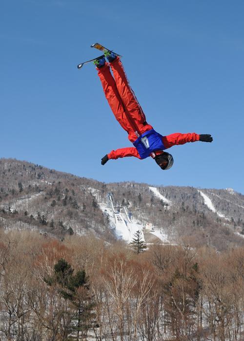 冠军飞人——第一位自由滑雪空中技巧冠军（探究自由滑雪空中技巧）