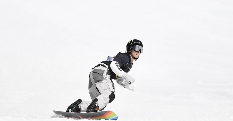 儿童自由滑雪跳台技巧教学（让孩子快乐滑雪体验跳台魅力）