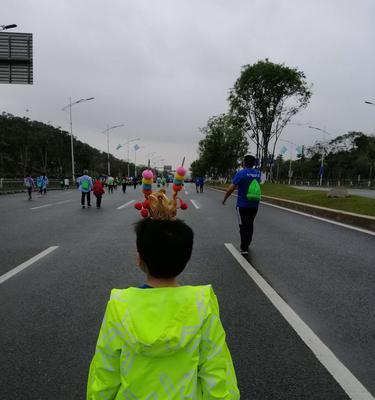 如何掌握马拉松走路技巧与方法（让你在比赛中稳步前进的关键技巧）